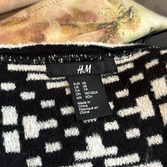 H&M Black And White Design Sweater, Size Small - Picture 5 of 5